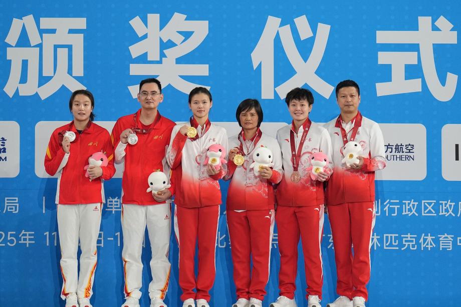 [图]全运会跳水女子3米跳板 林珊摘金陈艺文第三