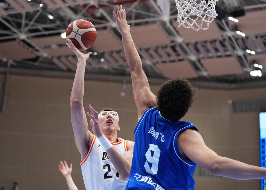 [图]单节赢19分 全运会男篮小组赛四川击败上海